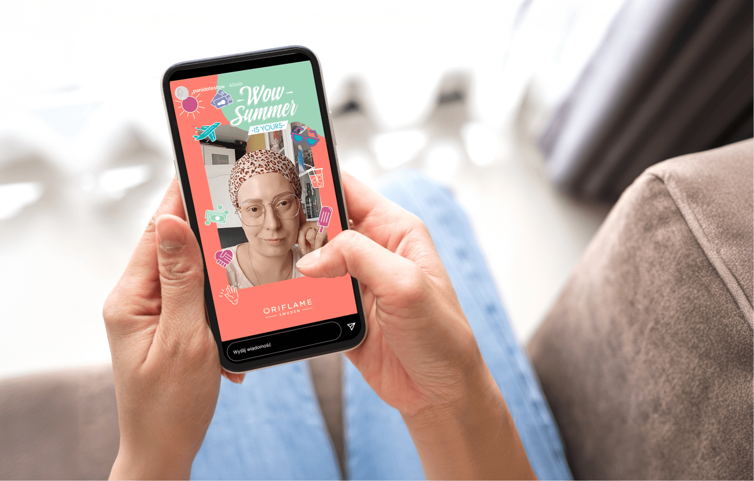 Dłonie trzymające telefon z filtrem AR